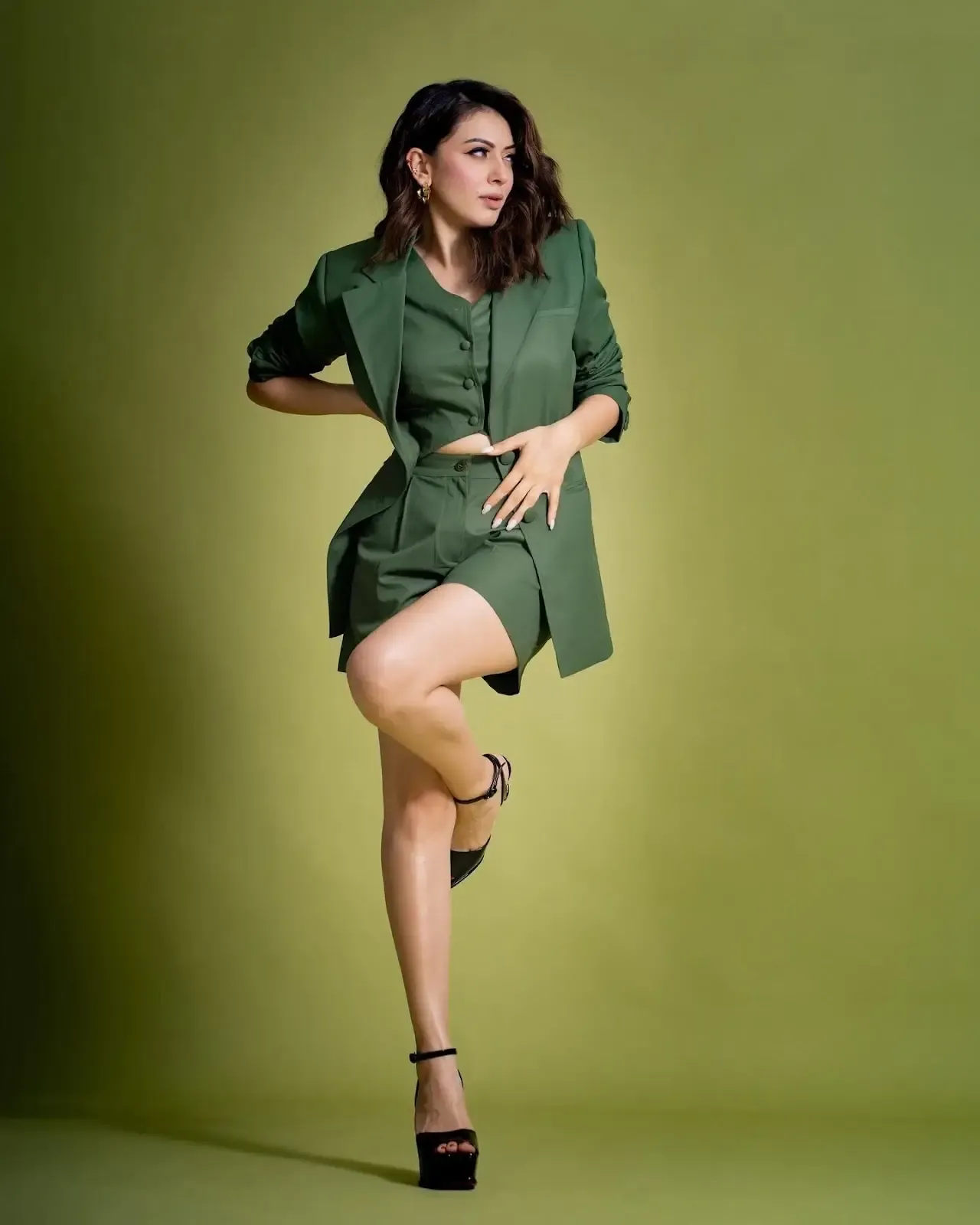 INDIAN ACTRESS HANSIKA MOTWANI LONG LEGS SHOW IN GREEN GOWN 7